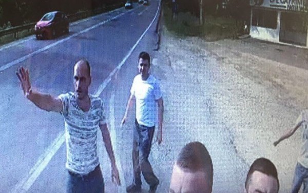 Otobüsün yolunu kesip askerleri bayıltana kadar dövdüler