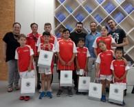 FUTBOL OKULU - Geleceğin Yıldız Futbolcuları Sanal Gerçeklik Deneyiminde