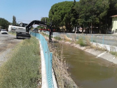 Manisa'da Tahliye Kanallarında Temizlik