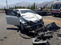 HÜSEYIN EROĞLU - Minibüs İle Otomobil Çarpıştı Açıklaması 12 Yaralı