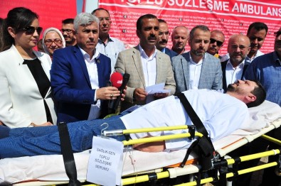 Sağlık Çalışanları Taleplerini Toplu Sözleşme Masasına Ambulans İle Gönderdi