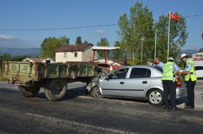 Tokat'ta Otomobil İle Traktör Çarpıştı Açıklaması 5 Yaralı