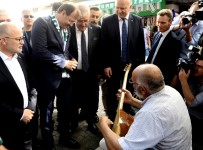 HAKAN ÇAVUŞOĞLU - Başbakan Yardımcısı Çavuşoğlu Sokak Müzisyenine Bahşiş Verdi