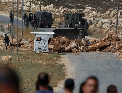 İsrail polisinden Filistinlinin köyüne baskın