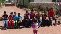 ZABITA EKİBİ - Kadın Ve Çocuklar Bariyer Kurup Yolu Trafiğe Kapattı