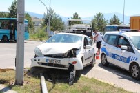 TRAFİK LEVHASI - Kavşakta İki Otomobil Çarpıştı Açıklaması 3 Yaralı