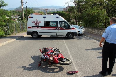 Motosiklet Kamyonete Çarptı Açıklaması 2 Yaralı