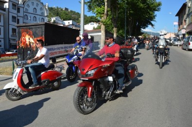 Motosiklet Tutkunları Niksar'da Şov Yaptı