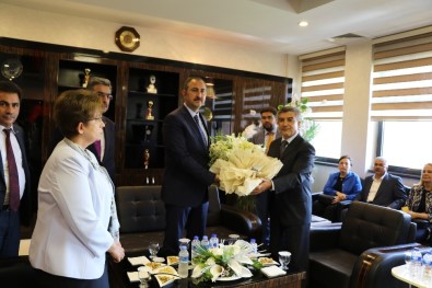 Adalet Bakanı Gül, İlk Yurt İçi Gezisinde Çiçekle Karşılandı