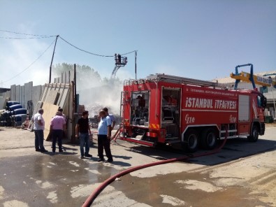 Ataşehir'de Atık Kağıt Deposunda Korkutan Yangın