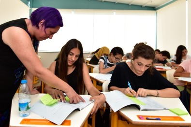 Muratpaşa ODTÜ Gençlik Parkı'nda 200 Öğrenciye İngilizce Dersi