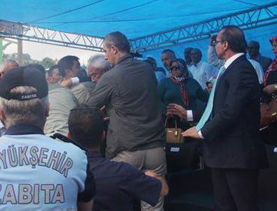 Protokolde kavga çıktı, bakan zor kurtuldu!