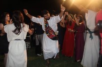 SENFONI - Protokolü Roma Dönemine Ait Kıyafetleriyle Karşılayıp Dans Ettiler