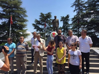 Gazeteciler Atatürk Anıtı'na Çelenk Koydu
