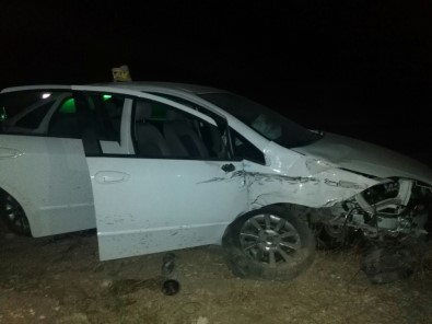 Karaman'da Otomobille Minibüs Çarpıştı Açıklaması 8 Yaralı