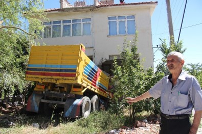 Kütahya'da Freni Patlayan Kamyon Eve Girdi