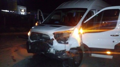Otomobil İle Minibüs Çarpıştı, 4 Yaralı