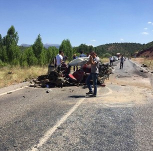 Saman Yüklü Kamyon İle Otomobil Çarpıştı Açıklaması 4 Yaralı