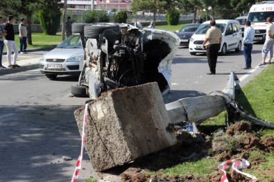 Sivas'ta Otomobil Aydınlatma Direğine Çarptı Açıklaması 2 Yaralı