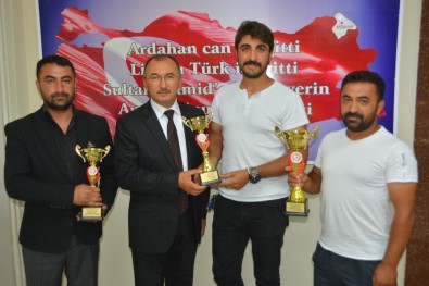 Ardahan'a 3 Kupa Getiren Rahvan Atçıları, Başkan Köksoy Ağırladı