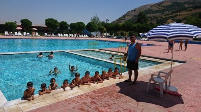 İnönü'de 90 Çocuğa Şifalı Doğal Kaynak Suyunda Yüzme Kursu