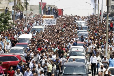 İsrail Elçilik Görevlisinin Öldürdüğü Ürdünlü Genç Binlerce Kişi Tarafından Toprağa Verildi