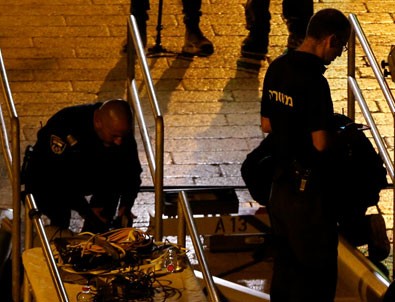 İsrail, Aksa'nın kapılarındaki dedektörleri kaldırıyor