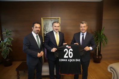 Başkan Özeçoğlu, Bakan Bak'a Eskişehirspor Forması Hediye Etti