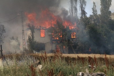 Çankırı'da 10'Dan Fazla Ev Kül Oldu