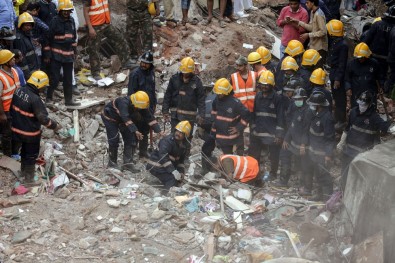 Hindistan'da Apartman Çöktü Açıklaması 17 Ölü