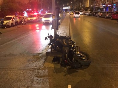Motosiklet Trafik Lambasına Çarptı Açıklaması 1 Kişi Hayatını Kaybetti, 1 Yaralı