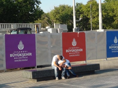 Taksim'de Bonzai İçen Gencin Görüntüsü Yürekleri Yaktı