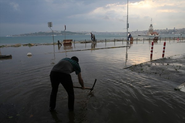 İstanbul'u sağanak ve dolu vurdu!