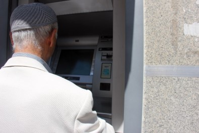ATM'de Unuttuğu Emekli Maaşını Kaptırdı