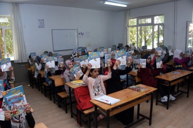 Büyükşehir Suriyeli Öğrencilere Üç Bin Kitap Hediye Etti