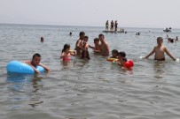 HALİL İBRAHİM ŞENOL - Gaziemirli Çocuklar Denizin Keyfini Çıkardı