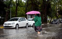 ŞİDDETLİ FIRTINA - İBB'den Yağış Açıklaması