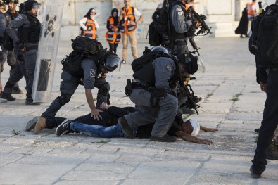 İsrail Polisi, Mescid-İ Aksa'da Filistinlilere Müdahale Etti