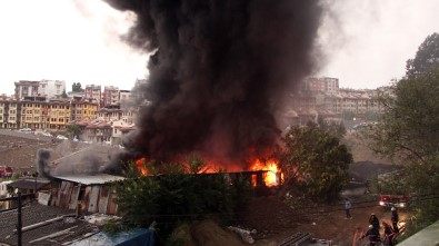 Kağıthane'de Yıldırım Düşen Fabrikada Yangın Çıktı
