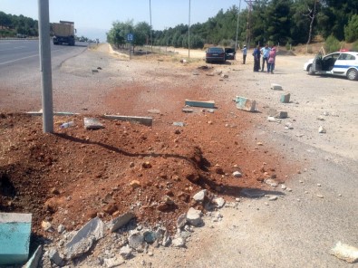 Kahramanmaraş'ta Kırmızı Işık İhlali Yapan Otomobil Yoldan Çıktı