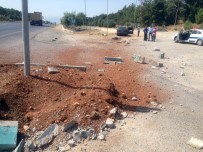AYDINLATMA DİREĞİ - Kahramanmaraş'ta Kırmızı Işık İhlali Yapan Otomobil Yoldan Çıktı