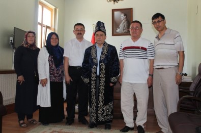 Kazak Türkleri Kaymakama 'Çapan' Giydirdi