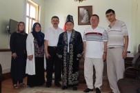 ALI EREN - Kazak Türkleri Kaymakama 'Çapan' Giydirdi