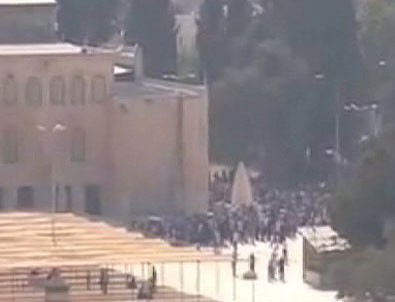 Mescid-i Aksa'nın kapıları açıldı, İsrail polisi Filistinlilere müdahale etti