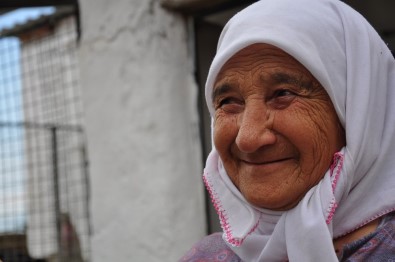 Milas'ta Yaşlı Kadına Vatandaşlar Sahip Çıktı