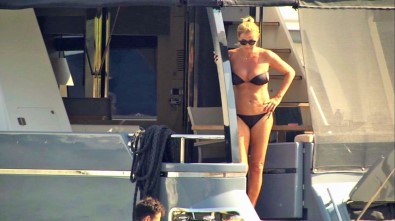 Pınar Altuğ, Bodrum'da Tatiline Devam Ediyor