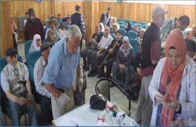 Sandıklı'da Hacı Adaylarına Menenjit Aşısı Yapıldı