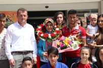 MUSTAFA KARADENİZ - Torun Sahibi Olimpiyat Üçüncüsü Judocu Memleketinde Çiçeklerle Karşılandı