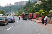 SAHİL YOLU - Zonguldak'ta Kamyon Devrildi Açıklaması 2 Yaralı