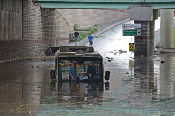 Sel sularından yüzerek kurtuldu